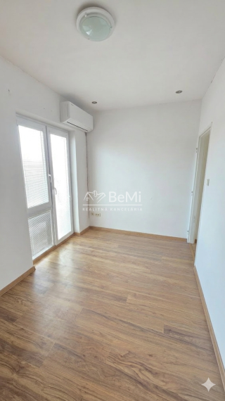 Slnečný 2,5 -izbový byt 66 m² v Pobedime  balkón, klimatizácia