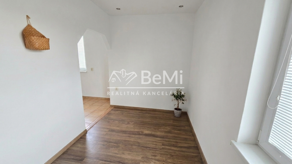 Slnečný 2,5 -izbový byt 66 m² v Pobedime  balkón, klimatizácia