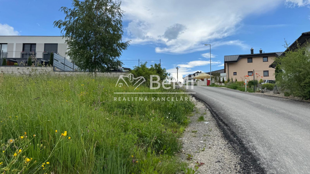 Priestranný stavebný pozemok v obci Zubrohlava - 916 m2