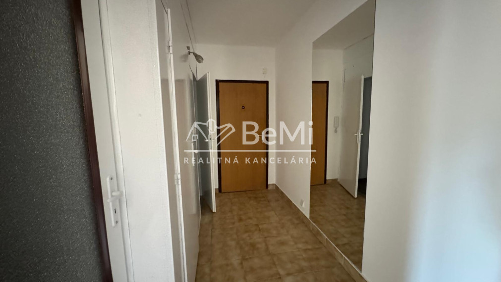 Na predaj 2-izbový byt s presklenou loggiou, Trstená - Západ