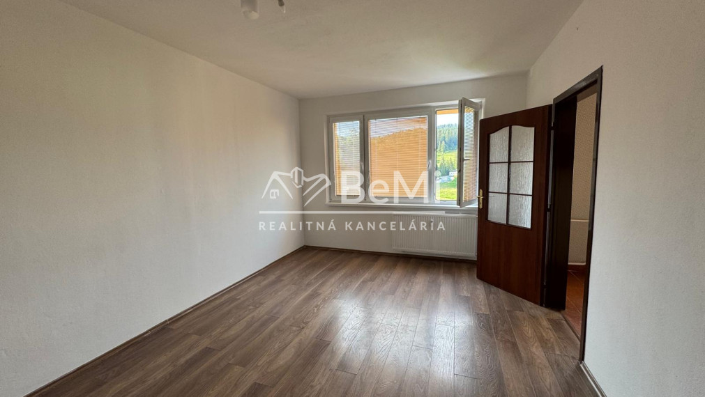 Na predaj 2-izbový byt s presklenou loggiou, Trstená - Západ