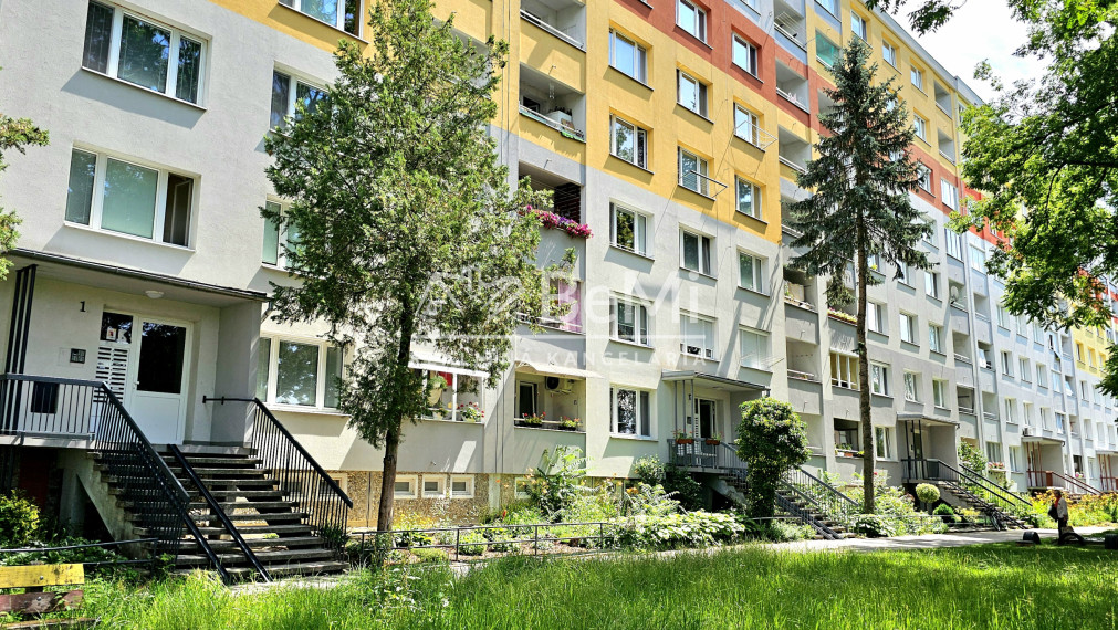 KRÁSNY 3 IZBOVÝ BYT S LODŽIOU NA SÍDLISKU RIMAVA - NA PREDAJ