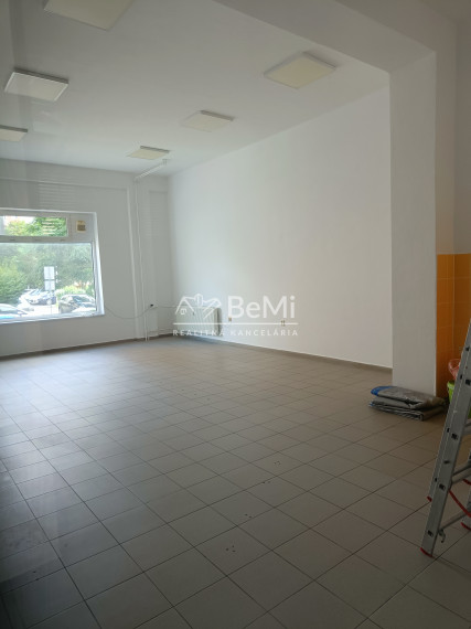 Obchodný priestor 55m² na prenájom, námestie Topoľčany 021-25-RAKO