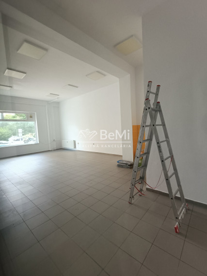 Obchodný priestor 55m² na prenájom, námestie Topoľčany 021-25-RAKO