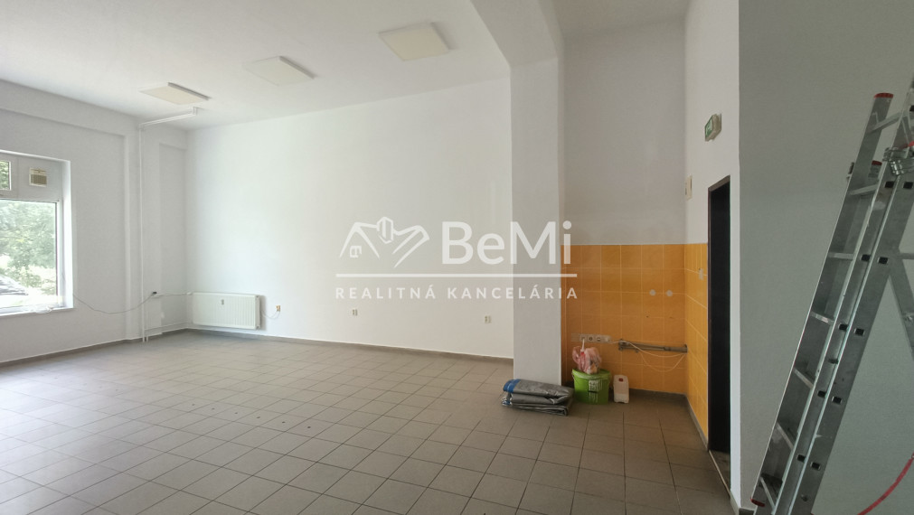 Obchodný priestor 55m² na prenájom, námestie Topoľčany 021-25-RAKO