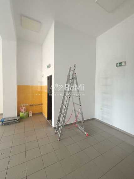 Obchodný priestor 55m² na prenájom, námestie Topoľčany 021-25-RAKO