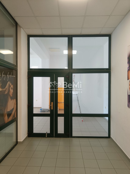 Obchodný priestor 55m² na prenájom, námestie Topoľčany 021-25-RAKO