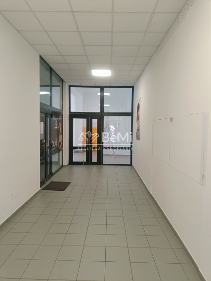 Obchodný priestor 55m² na prenájom, námestie Topoľčany 021-25-RAKO