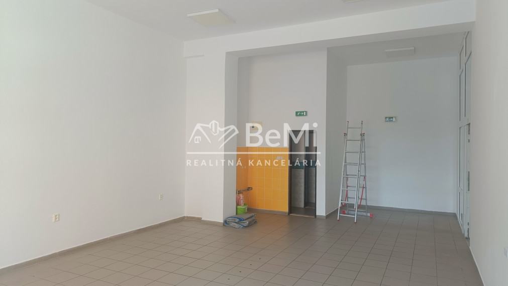 Obchodný priestor 55m² na prenájom, námestie Topoľčany 021-25-RAKO