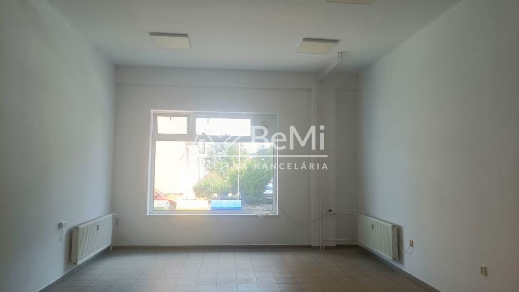 Obchodný priestor 55m² na prenájom, námestie Topoľčany 021-25-RAKO