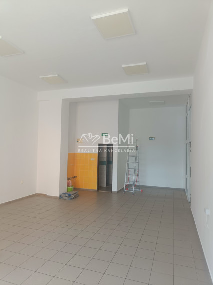 Obchodný priestor 55m² na prenájom, námestie Topoľčany 021-25-RAKO