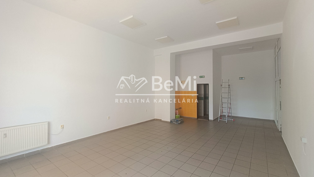 Obchodný priestor 55m² na prenájom, námestie Topoľčany 021-25-RAKO