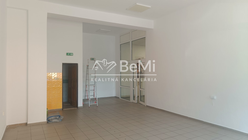 Obchodný priestor 55m² na prenájom, námestie Topoľčany 021-25-RAKO