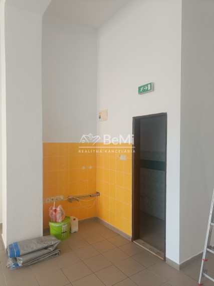 Obchodný priestor 55m² na prenájom, námestie Topoľčany 021-25-RAKO