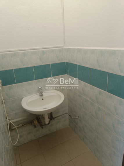 Obchodný priestor 55m² na prenájom, námestie Topoľčany 021-25-RAKO