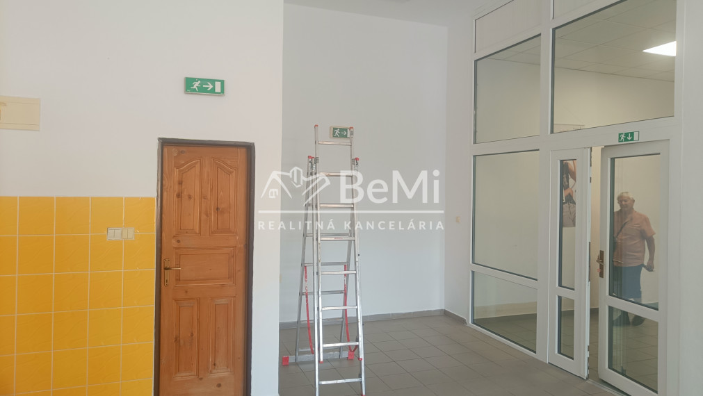 Obchodný priestor 55m² na prenájom, námestie Topoľčany 021-25-RAKO