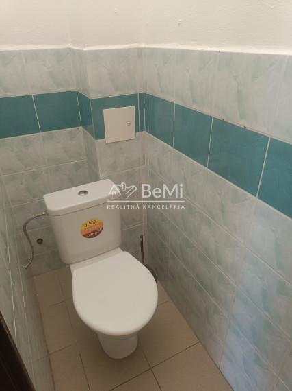 Obchodný priestor 55m² na prenájom, námestie Topoľčany 021-25-RAKO
