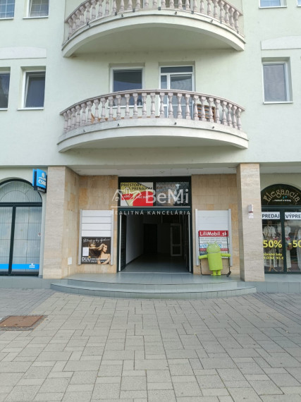 Obchodný priestor 55m² na prenájom, námestie Topoľčany 021-25-RAKO