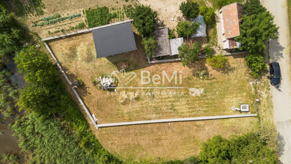 STAVEBNÝ POZEMOK S PRÁVOPLATNÝM STAVEBNÝM POVOLENÍM A PROJEKTOM – MARTOVCE id044-14-evba