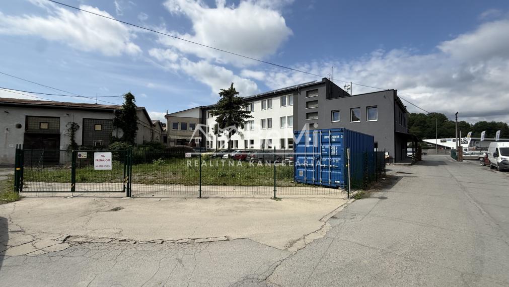 Pozemok s lodným kontajnerom na prenájom