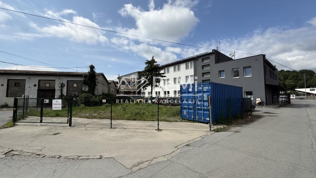 Pozemok s lodným kontajnerom na prenájom