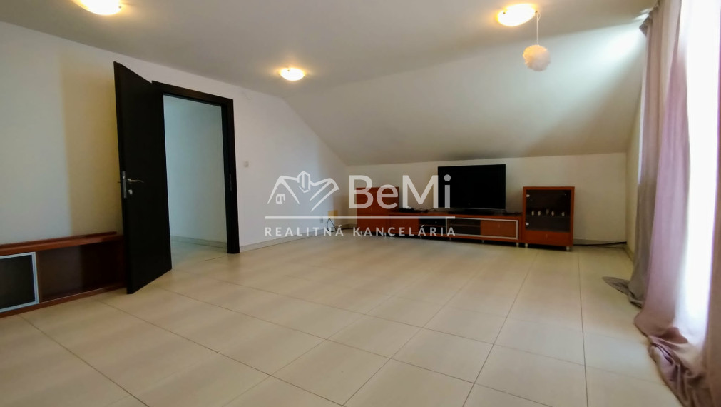 Na predaj  8 izbový rodinný dom v Lehote pri Nitre
