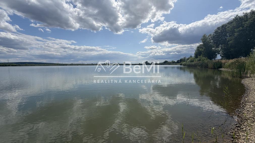 Dve jazerá  vedľa seba s  10 Ha pozemkom 40 min z Ke- PREDAJ