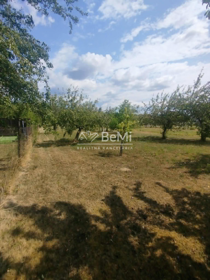 Pozemok s rodinným domom o výmere 3 671 m² v obci Jelenec