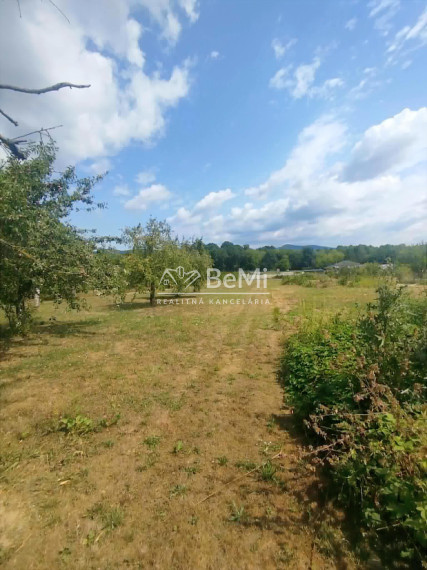 Pozemok s rodinným domom o výmere 3 671 m² v obci Jelenec