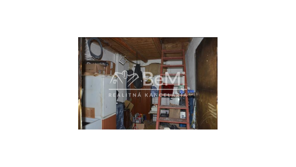 Pozemok s rodinným domom o výmere 3 671 m² v obci Jelenec