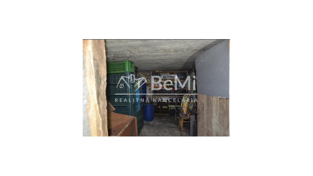 Pozemok s rodinným domom o výmere 3 671 m² v obci Jelenec