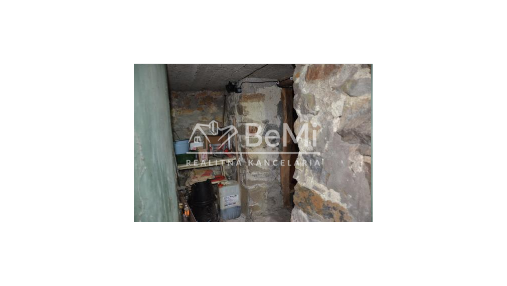 Pozemok s rodinným domom o výmere 3 671 m² v obci Jelenec