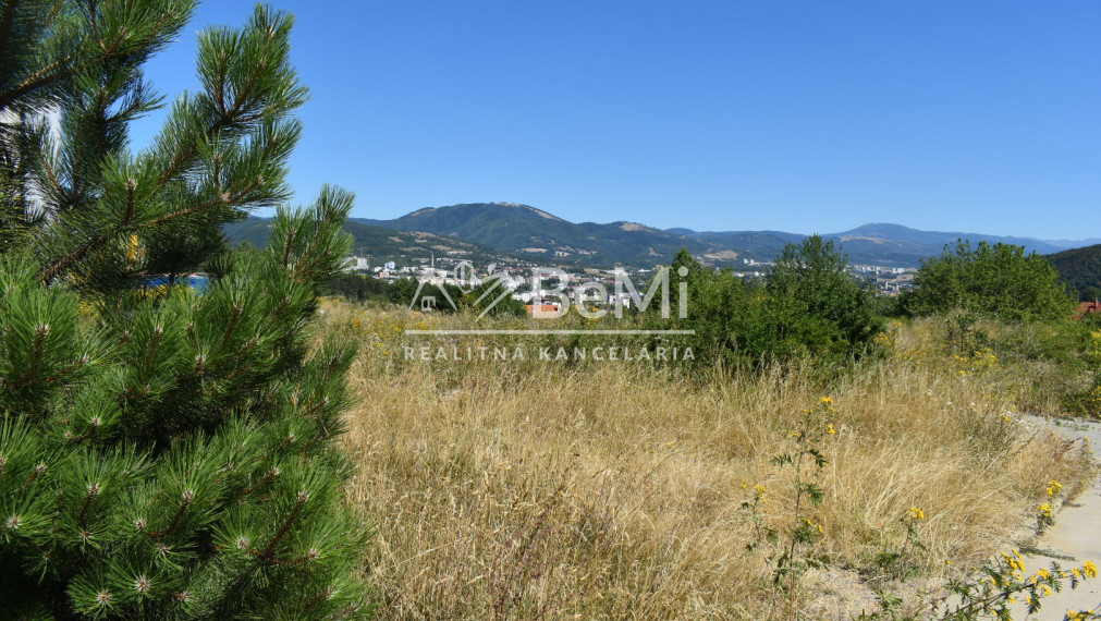 Stavebný pozemok 1208 m2, výhľad na mesto, Banská Bystrica