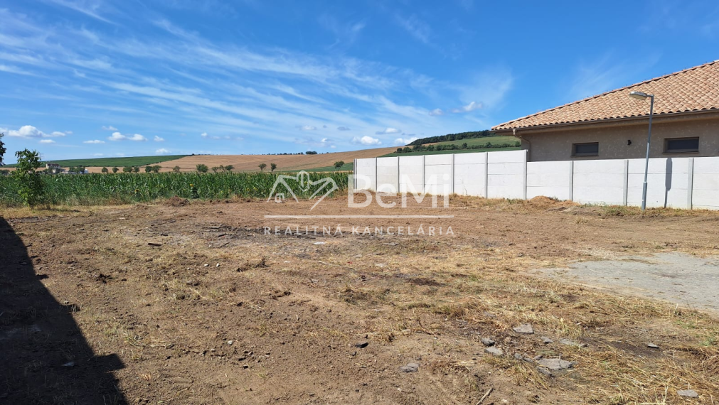 4 pozemky s hotovými sieťami: Hneď pri Topoľčanoch od 91€/m2. 012-14-RAKOa