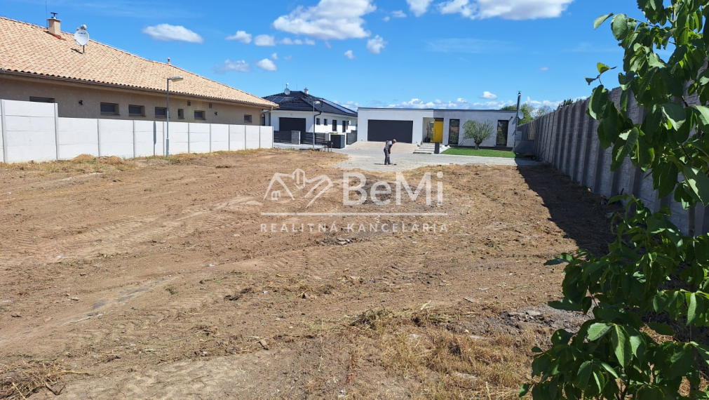 4 pozemky s hotovými sieťami: Hneď pri Topoľčanoch od 91€/m2. 012-14-RAKOa