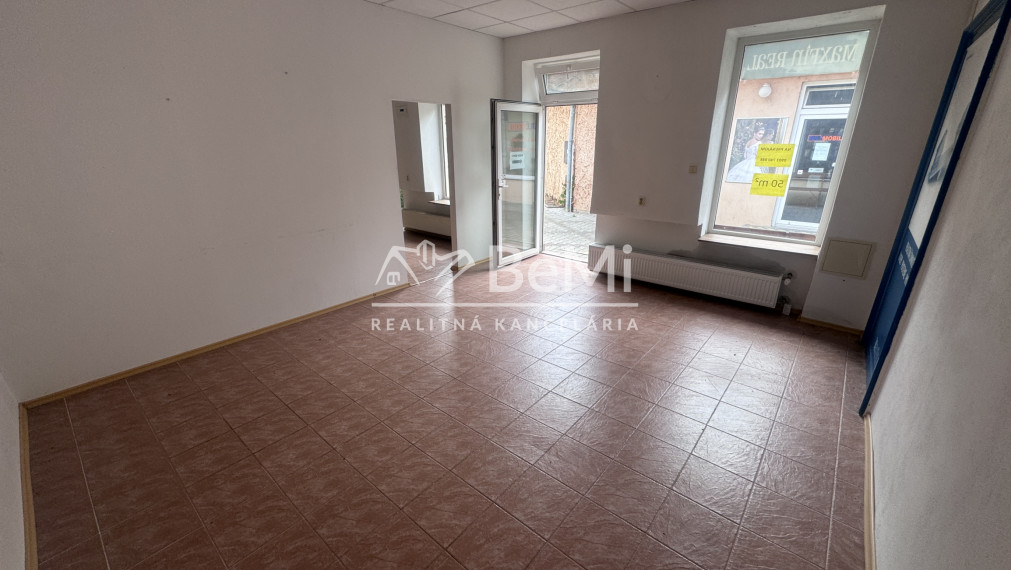 NA PRENÁJOM – prevádzkové, kancelárske alebo obchodné priestory 20 m2, Nitra – centrum                            (022-25-DABA)
