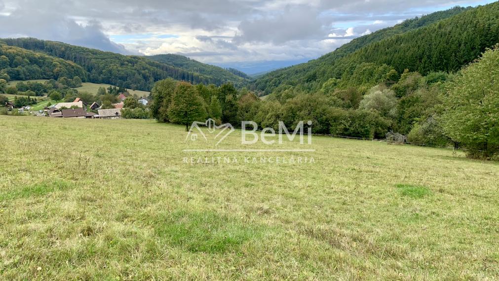 Pozemok pre mobilný dom 3970 m2, polosamota, Michalková