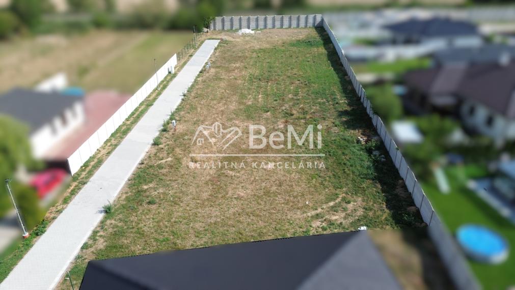 Pozemok 600m2 s hotovými sieťami: Hneď pri Topoľčanoch. 017-14-RAKOa