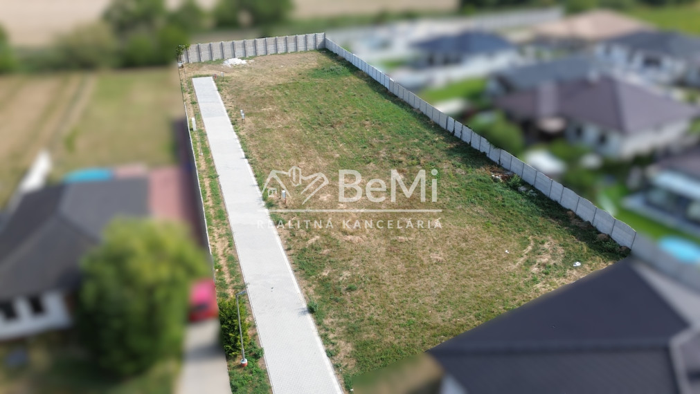 4 pozemky s hotovými sieťami: Hneď pri Topoľčanoch od 91€/m2. 012-14-RAKOa