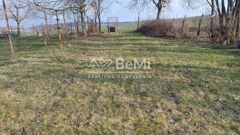 Na predaj stavebný pozemok v obci Urmince - ID 233-14-LUGUE
