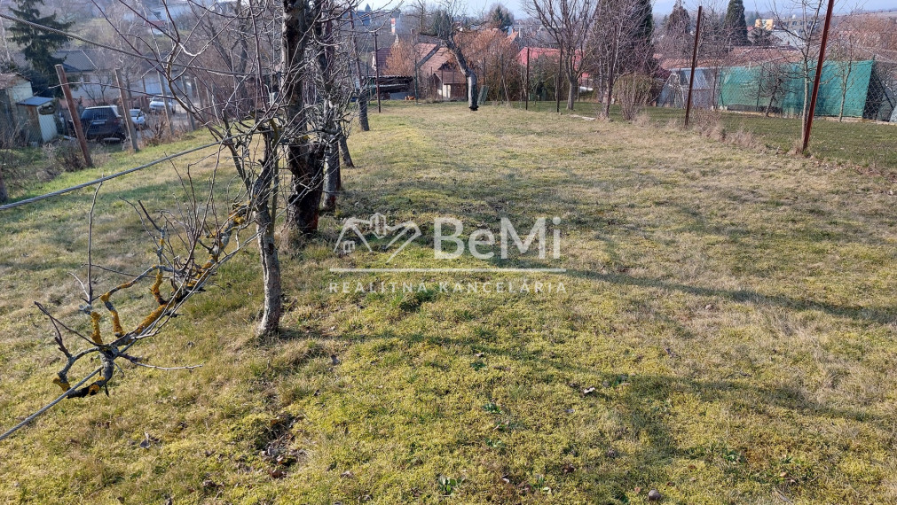 Na predaj stavebný pozemok v obci Urmince - ID 233-14-LUGUE