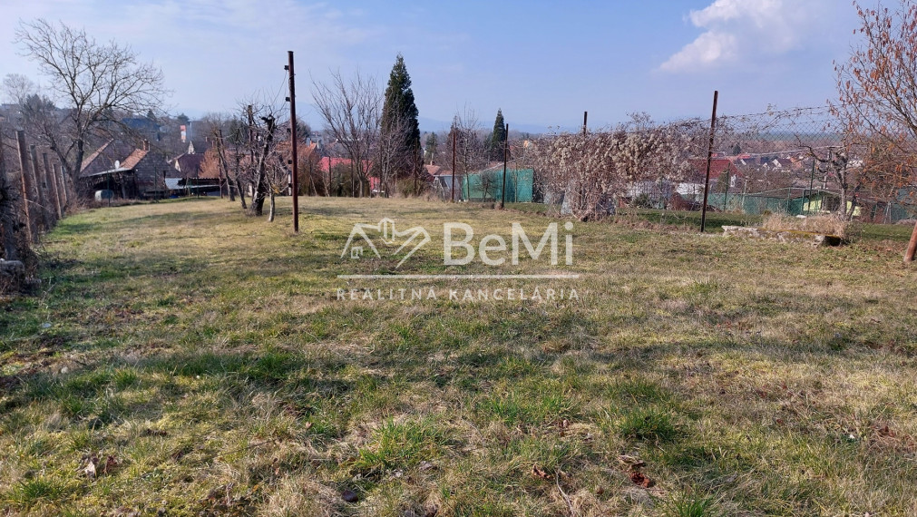 Na predaj stavebný pozemok v obci Urmince - ID 233-14-LUGUE