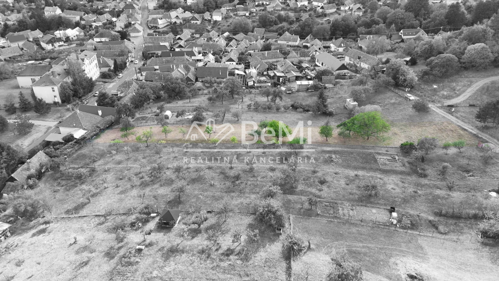 EXKLUZÍVNE, Stavebný pozemok 1 972 m² - Pukanec (062-12-SIHA)