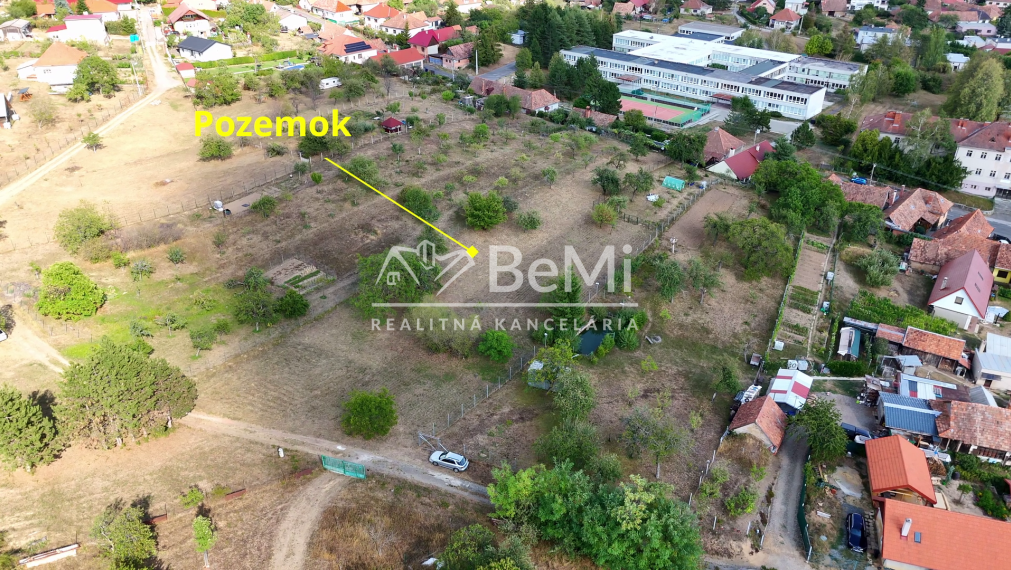 EXKLUZÍVNE, Stavebný pozemok 1 972 m² - Pukanec (062-12-SIHA)