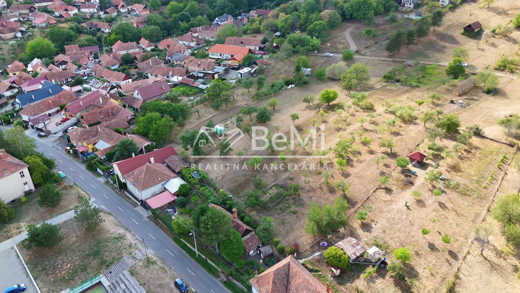 EXKLUZÍVNE, Stavebný pozemok 1 972 m² - Pukanec (062-12-SIHA)