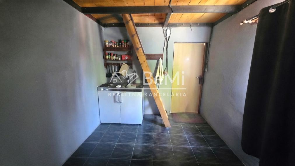 Murovaná chatka na peknom pozemku Trenčianske Teplice