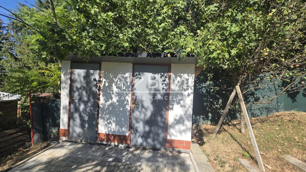 Murovaná chatka na peknom pozemku Trenčianske Teplice