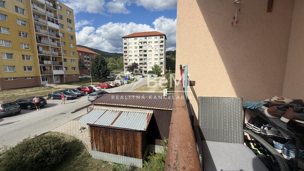 Zrekonštruovaný 3-izbový byt s balk. v Slavošovciach -PREDAJ