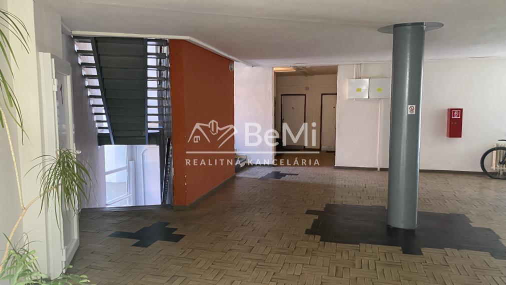 Nitra Chrenová 1 izbový byt s balkónom 34 m2 ID 633-111-MIG