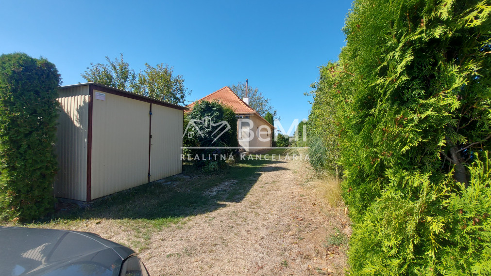 Predaj viničný domček s veľkým pozemkom 3829m2, Vráble(255-13-JUF)